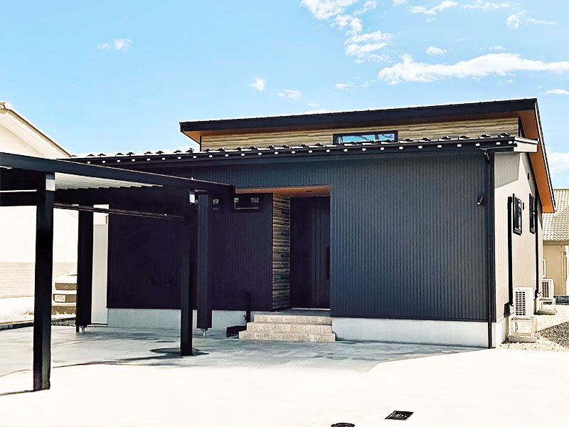 Ｋ様邸 外観 外壁材=ブラックパールのガルバニウム、平家